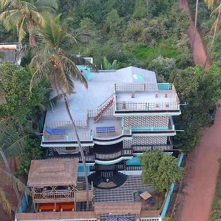 Tropical Wave Hostel Morjim Goa Extérieur photo