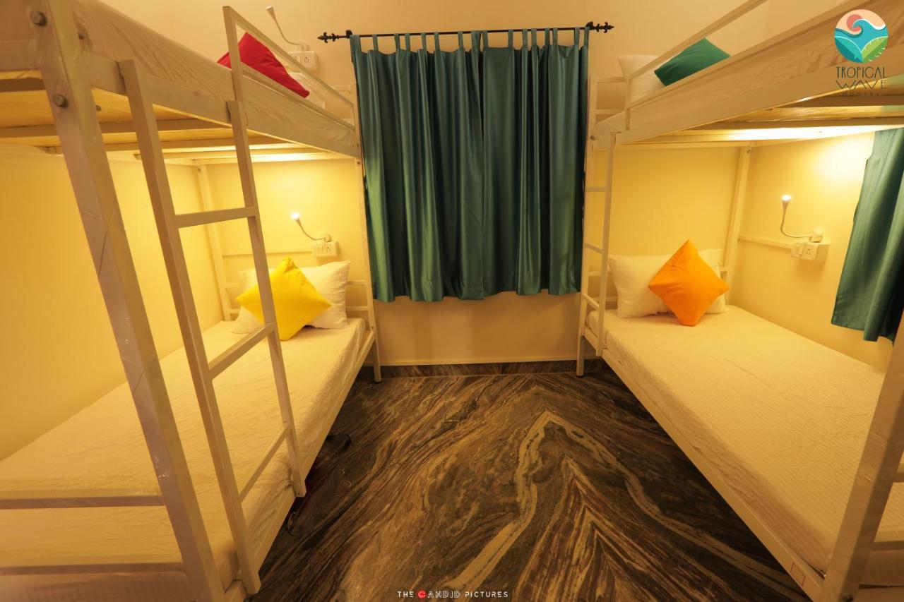 Tropical Wave Hostel Morjim Goa Extérieur photo