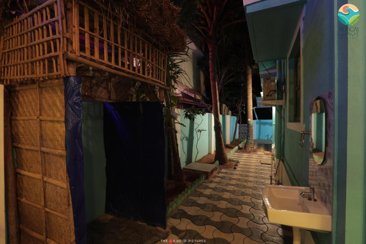 Tropical Wave Hostel Morjim Goa Extérieur photo