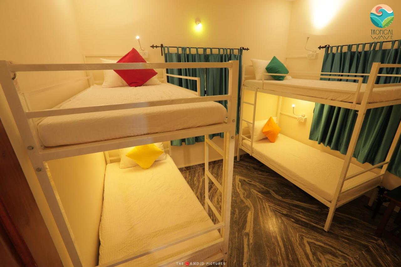 Tropical Wave Hostel Morjim Goa Extérieur photo
