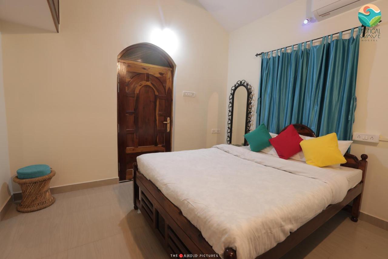 Tropical Wave Hostel Morjim Goa Extérieur photo