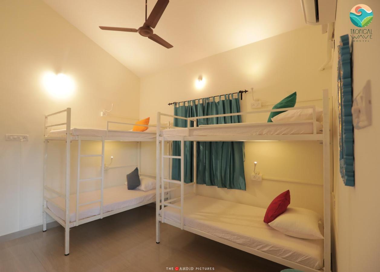 Tropical Wave Hostel Morjim Goa Extérieur photo