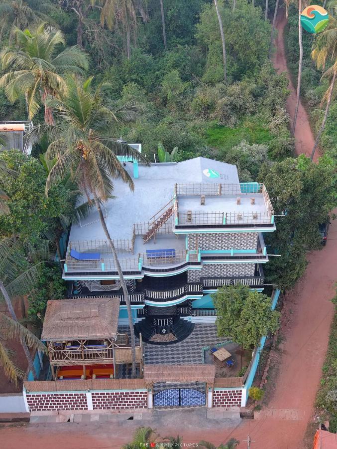 Tropical Wave Hostel Morjim Goa Extérieur photo