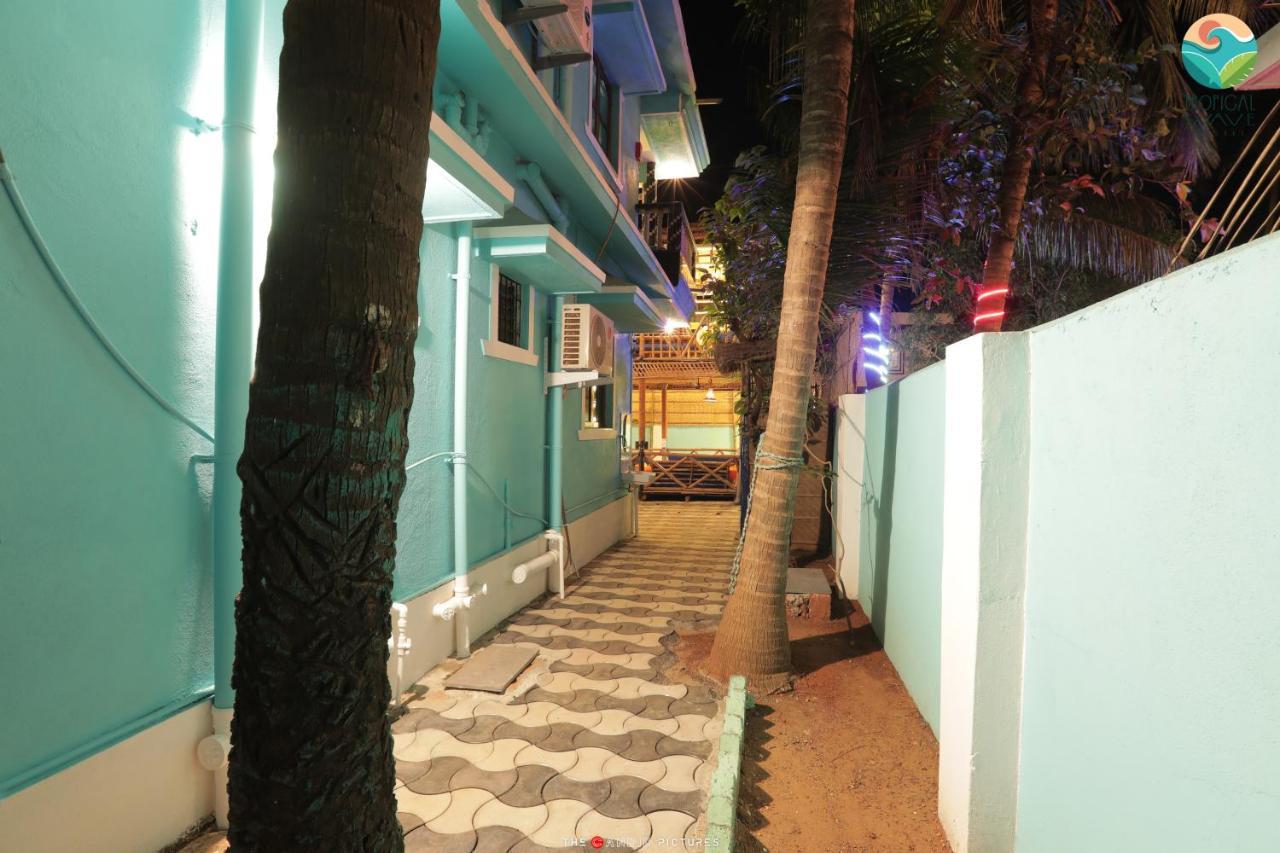 Tropical Wave Hostel Morjim Goa Extérieur photo