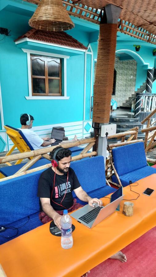 Tropical Wave Hostel Morjim Goa Extérieur photo