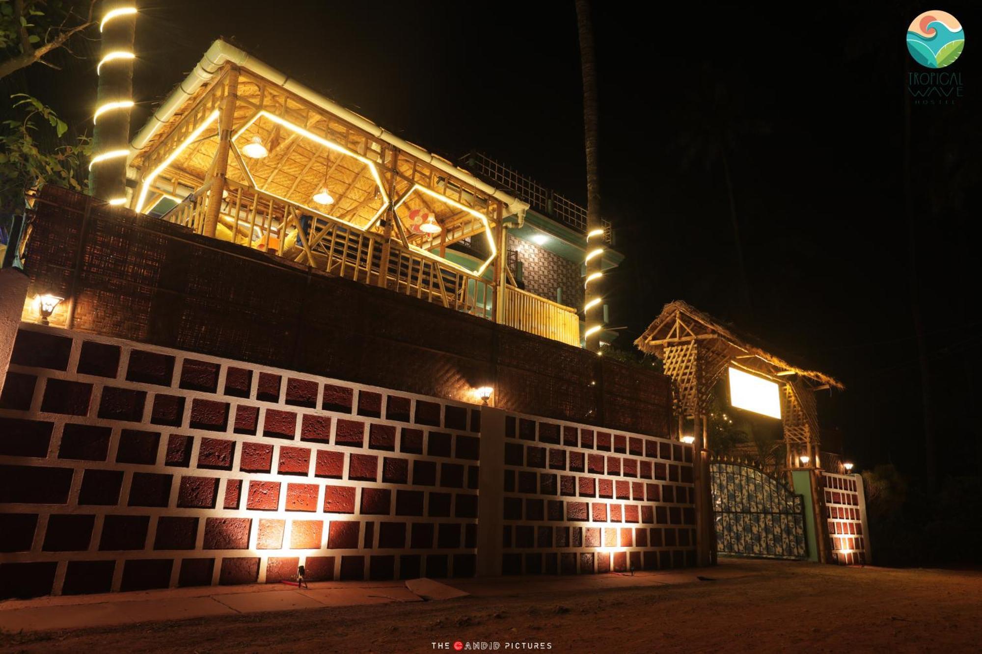 Tropical Wave Hostel Morjim Goa Extérieur photo